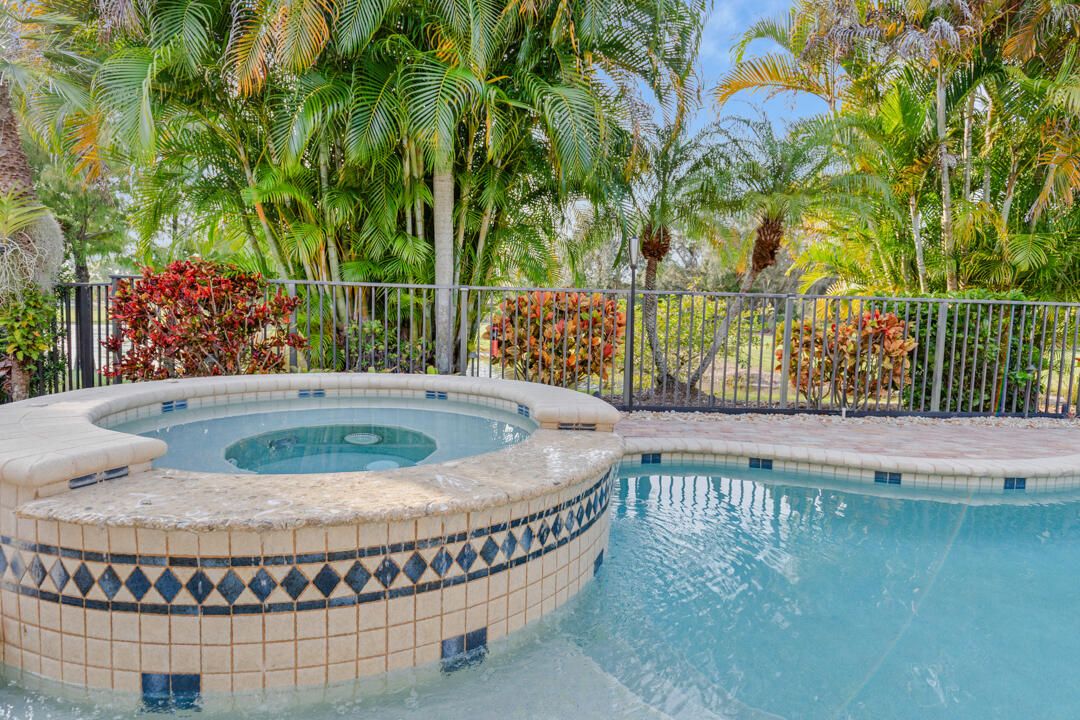 Под контрактом: $879,000 (3 спален, 2 ванн, 2214 Квадратных фут)