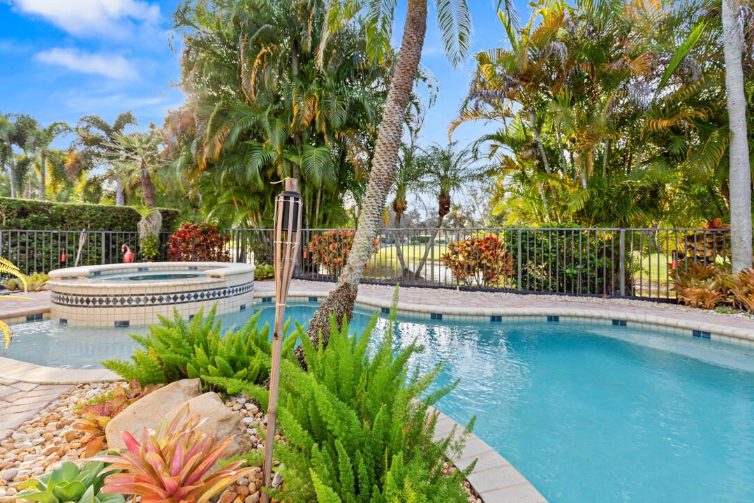 Под контрактом: $879,000 (3 спален, 2 ванн, 2214 Квадратных фут)