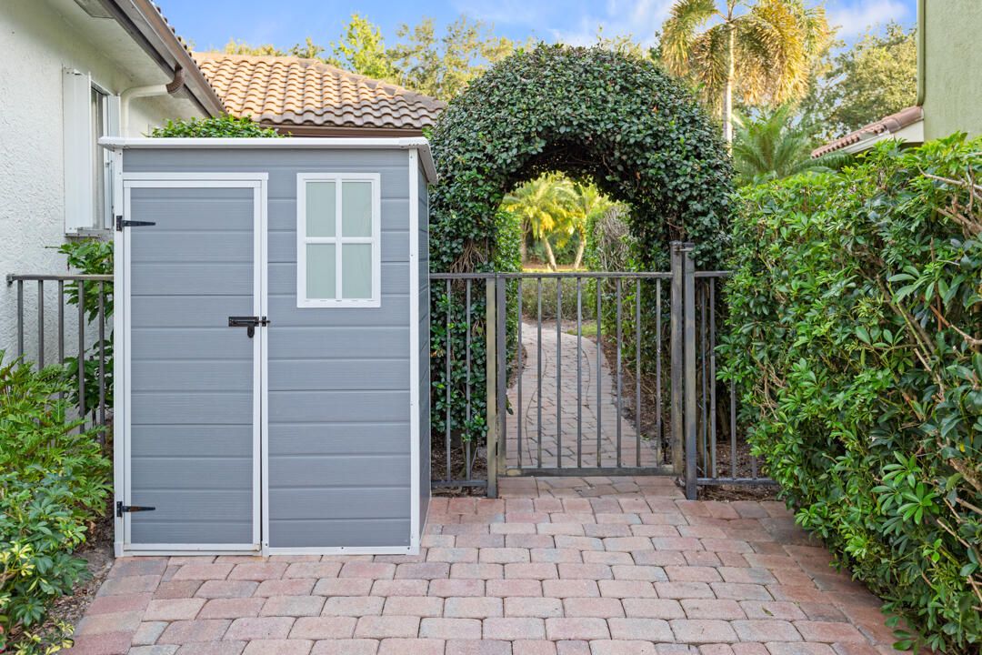 Под контрактом: $879,000 (3 спален, 2 ванн, 2214 Квадратных фут)