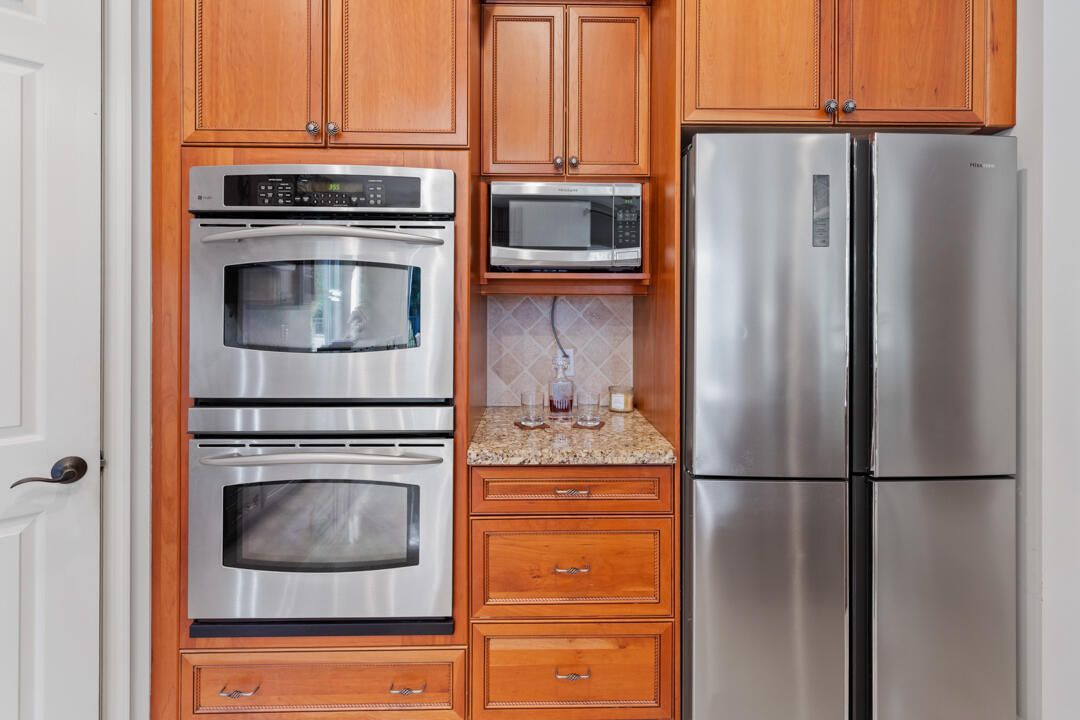 Под контрактом: $879,000 (3 спален, 2 ванн, 2214 Квадратных фут)