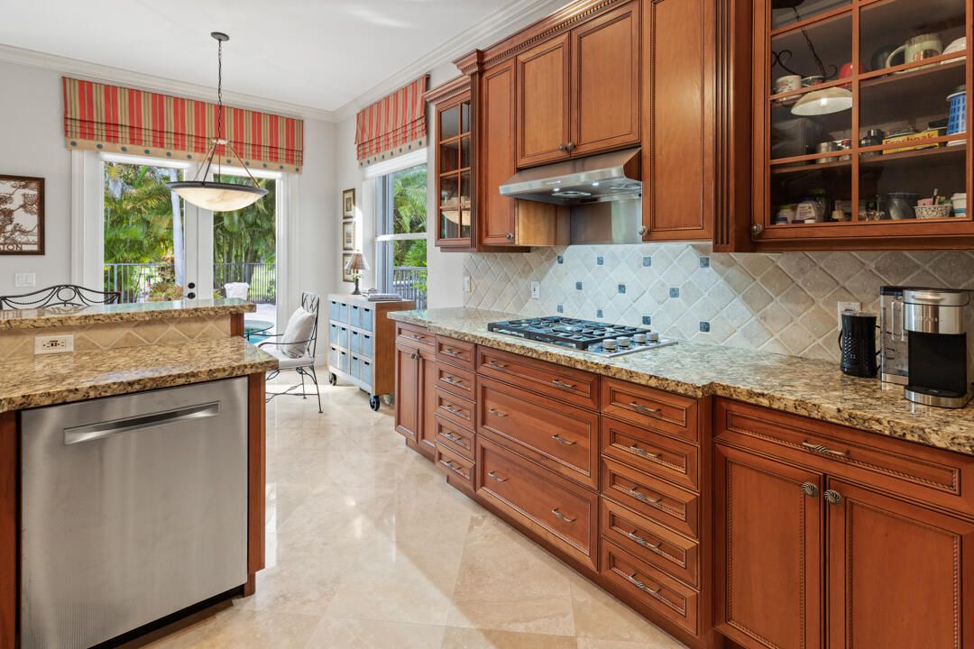 Под контрактом: $879,000 (3 спален, 2 ванн, 2214 Квадратных фут)