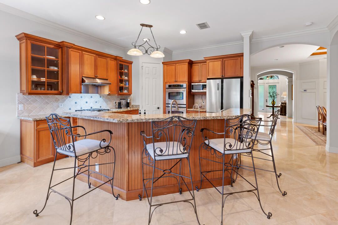 Под контрактом: $879,000 (3 спален, 2 ванн, 2214 Квадратных фут)