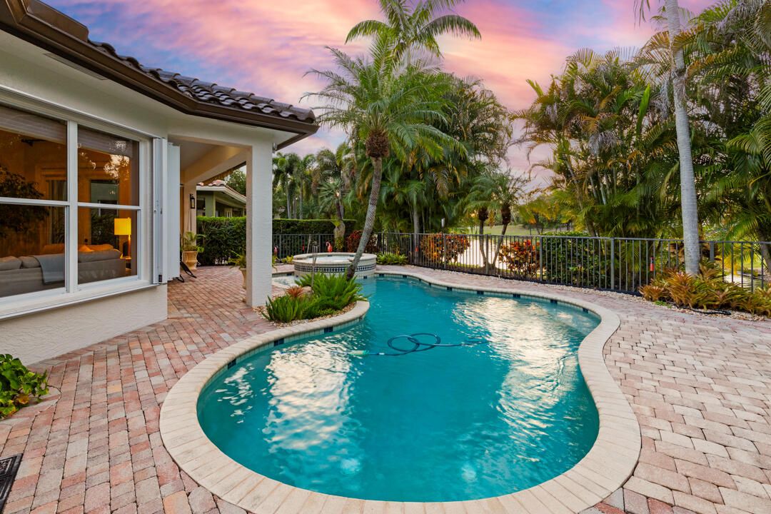 Под контрактом: $879,000 (3 спален, 2 ванн, 2214 Квадратных фут)