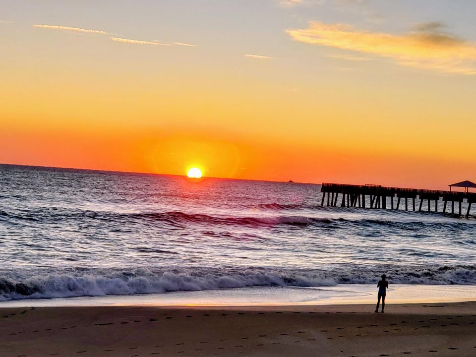 合同活跃: $1,649,500 (5 贝兹, 4 浴室, 2733 平方英尺)