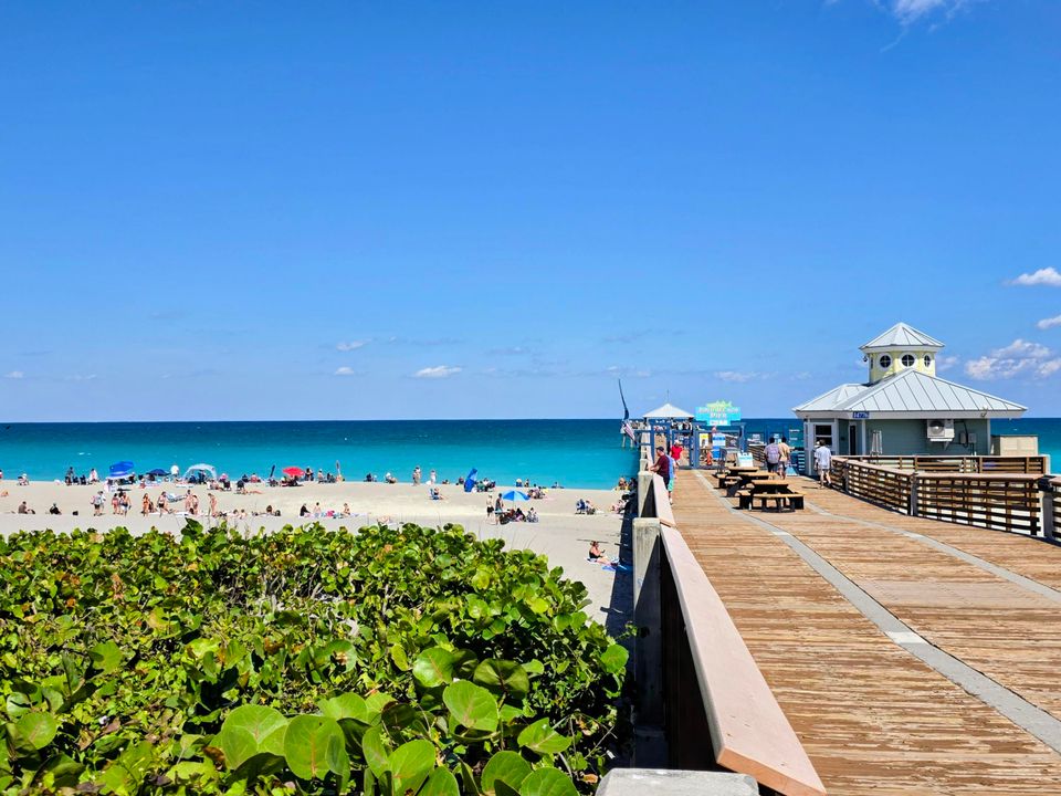 合同活跃: $1,649,500 (5 贝兹, 4 浴室, 2733 平方英尺)