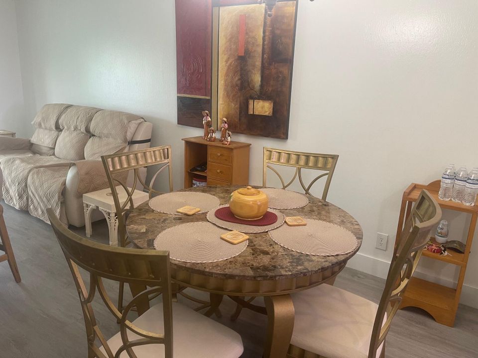 待售: $159,000 (2 贝兹, 1 浴室, 729 平方英尺)