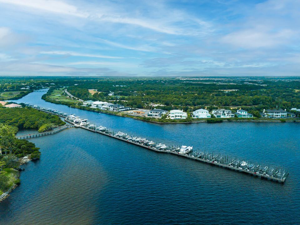 Под контрактом: $879,000 (3 спален, 2 ванн, 2214 Квадратных фут)