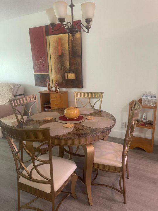 待售: $159,000 (2 贝兹, 1 浴室, 729 平方英尺)