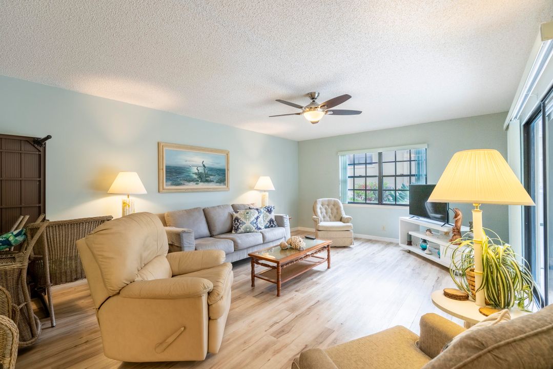 Activo con contrato: $215,000 (2 camas, 2 baños, 1384 Pies cuadrados)