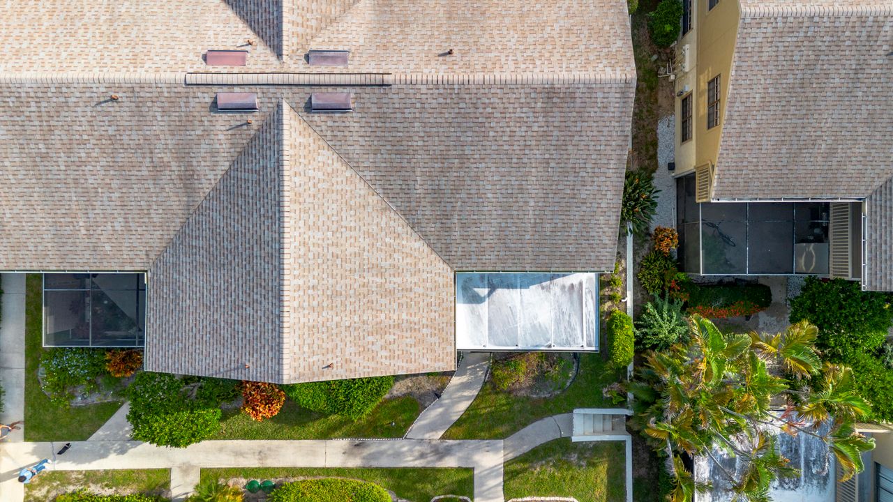 Activo con contrato: $215,000 (2 camas, 2 baños, 1384 Pies cuadrados)