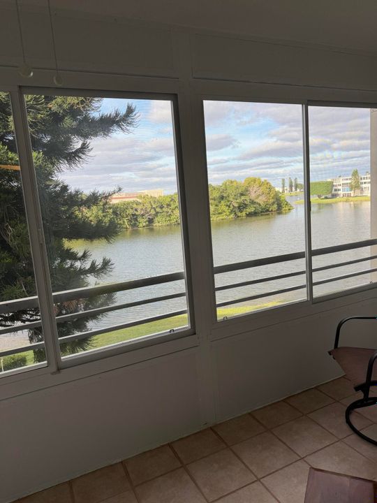 For Rent: $1,400 (1 beds, 1 baths, 738 Square Feet)