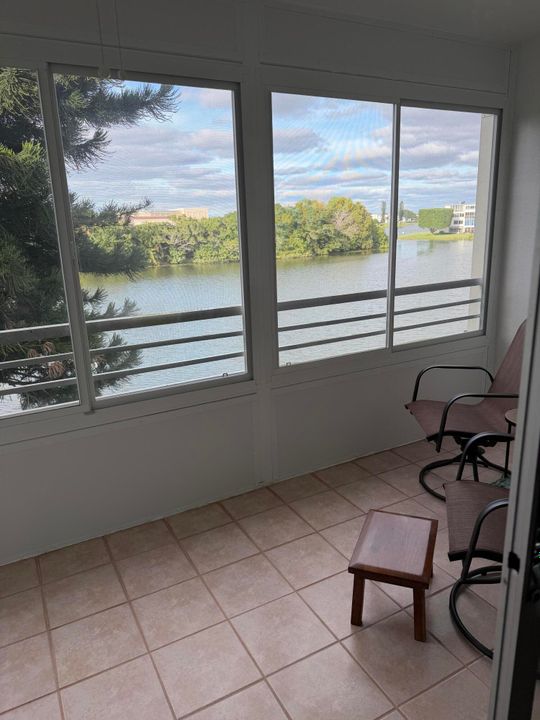 For Rent: $1,400 (1 beds, 1 baths, 738 Square Feet)