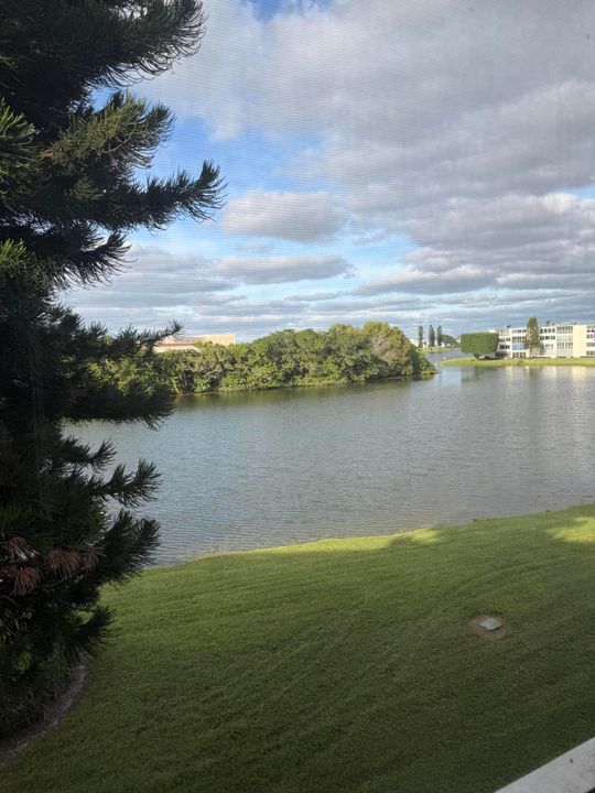 For Rent: $1,400 (1 beds, 1 baths, 738 Square Feet)