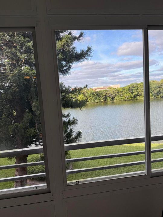 For Rent: $1,400 (1 beds, 1 baths, 738 Square Feet)