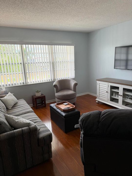 For Rent: $1,400 (1 beds, 1 baths, 738 Square Feet)