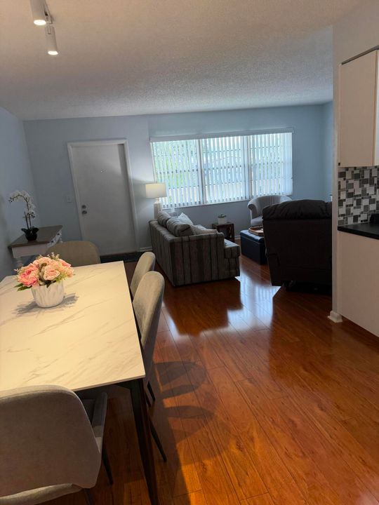 For Rent: $1,400 (1 beds, 1 baths, 738 Square Feet)