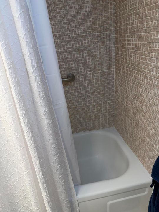 For Rent: $1,400 (1 beds, 1 baths, 738 Square Feet)