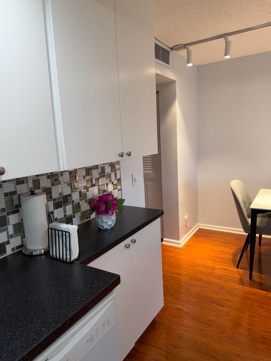 For Rent: $1,400 (1 beds, 1 baths, 738 Square Feet)