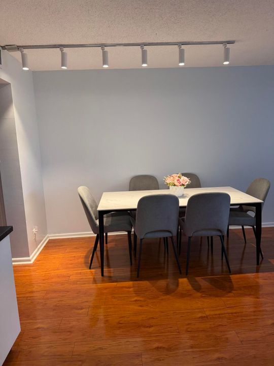 For Rent: $1,400 (1 beds, 1 baths, 738 Square Feet)