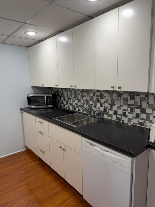 For Rent: $1,400 (1 beds, 1 baths, 738 Square Feet)