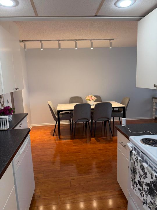 For Rent: $1,400 (1 beds, 1 baths, 738 Square Feet)