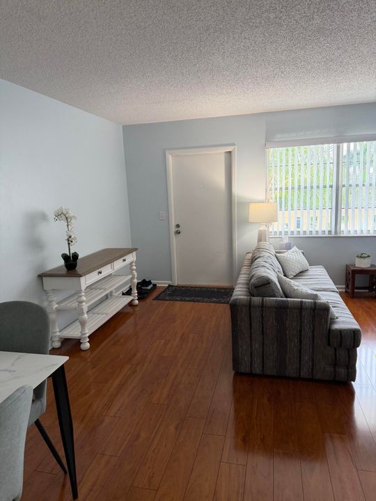 For Rent: $1,400 (1 beds, 1 baths, 738 Square Feet)