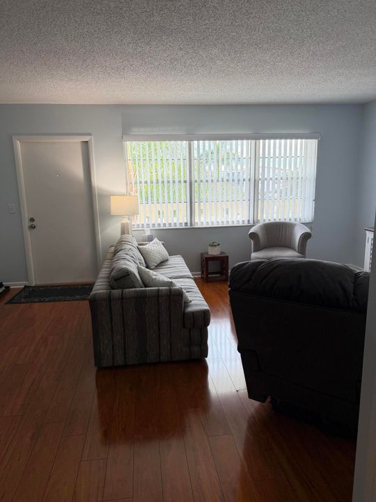 For Rent: $1,400 (1 beds, 1 baths, 738 Square Feet)