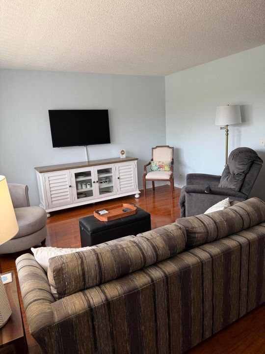 For Rent: $1,400 (1 beds, 1 baths, 738 Square Feet)