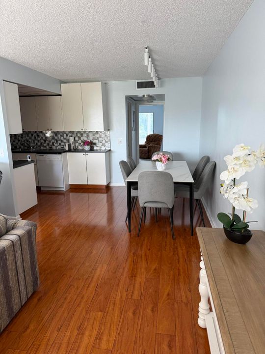 For Rent: $1,400 (1 beds, 1 baths, 738 Square Feet)