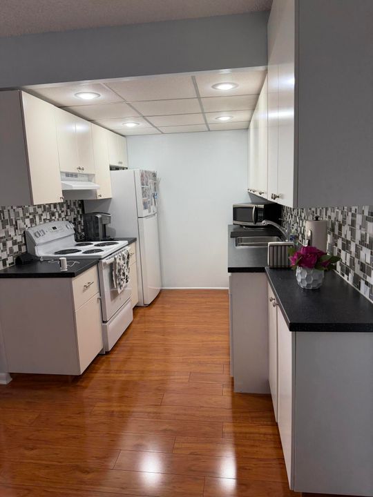 For Rent: $1,400 (1 beds, 1 baths, 738 Square Feet)