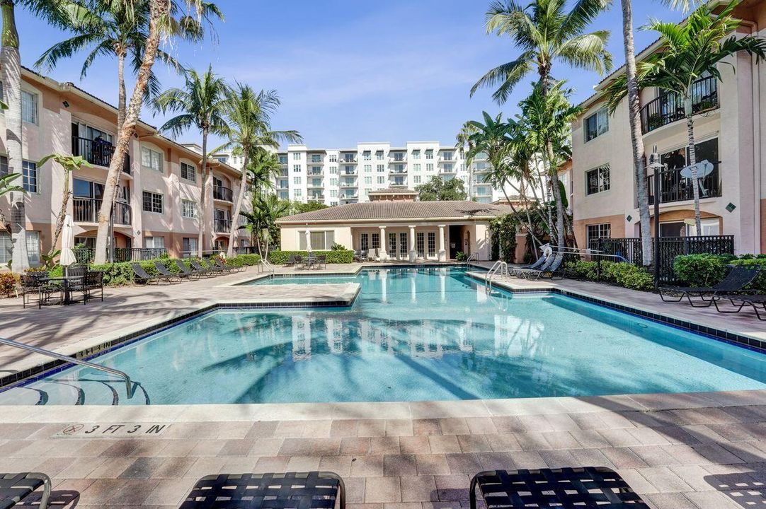 For Sale: $389,900 (2 beds, 2 baths, 1054 Square Feet)