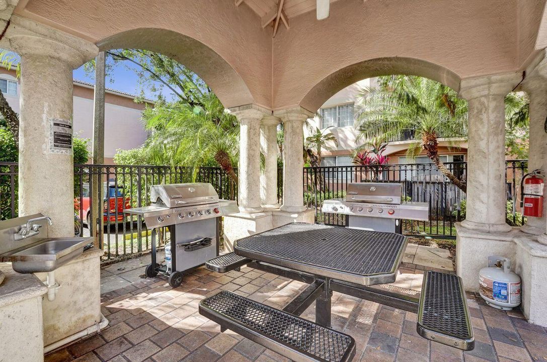 For Sale: $389,900 (2 beds, 2 baths, 1054 Square Feet)