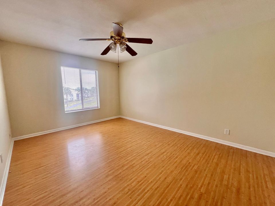 待售: $189,000 (2 贝兹, 2 浴室, 1104 平方英尺)