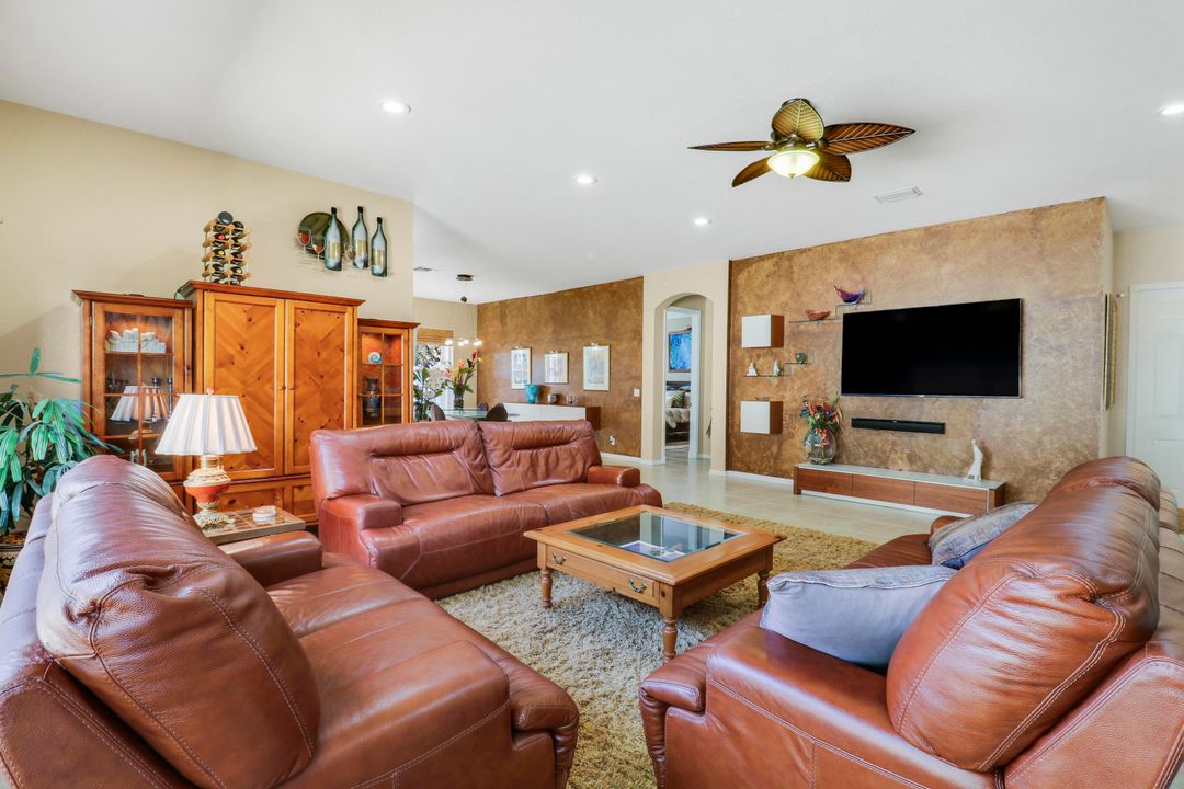 En Venta: $1,200,000 (4 camas, 2 baños, 2440 Pies cuadrados)