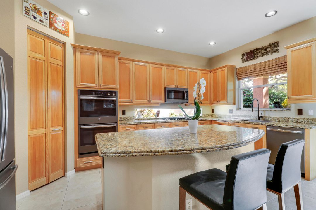 En Venta: $1,200,000 (4 camas, 2 baños, 2440 Pies cuadrados)