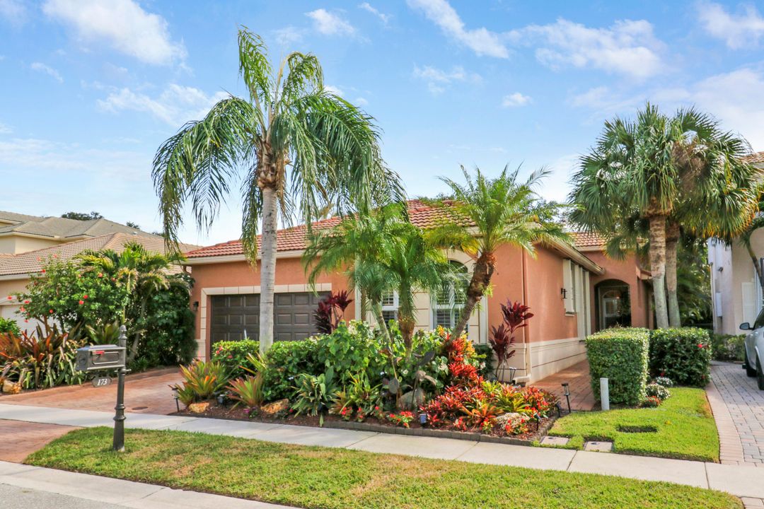 En Venta: $1,200,000 (4 camas, 2 baños, 2440 Pies cuadrados)