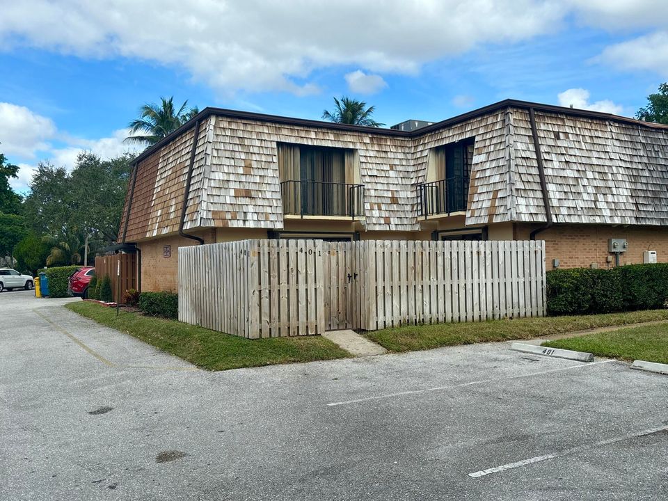 合同活跃: $2,200 (2 贝兹, 2 浴室, 1232 平方英尺)