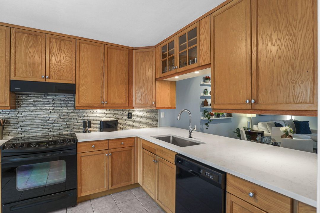 合同活跃: $315,000 (2 贝兹, 2 浴室, 1044 平方英尺)