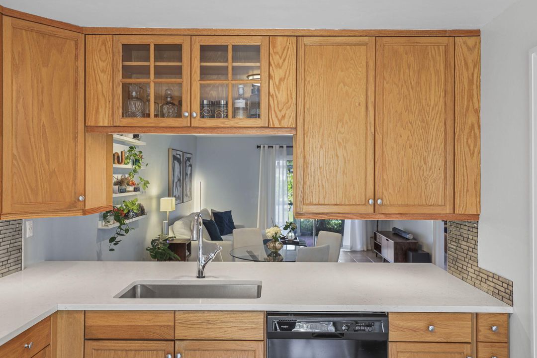 合同活跃: $315,000 (2 贝兹, 2 浴室, 1044 平方英尺)