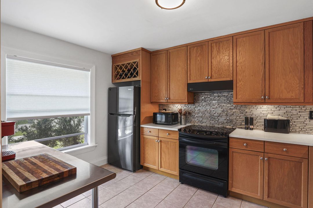 合同活跃: $315,000 (2 贝兹, 2 浴室, 1044 平方英尺)