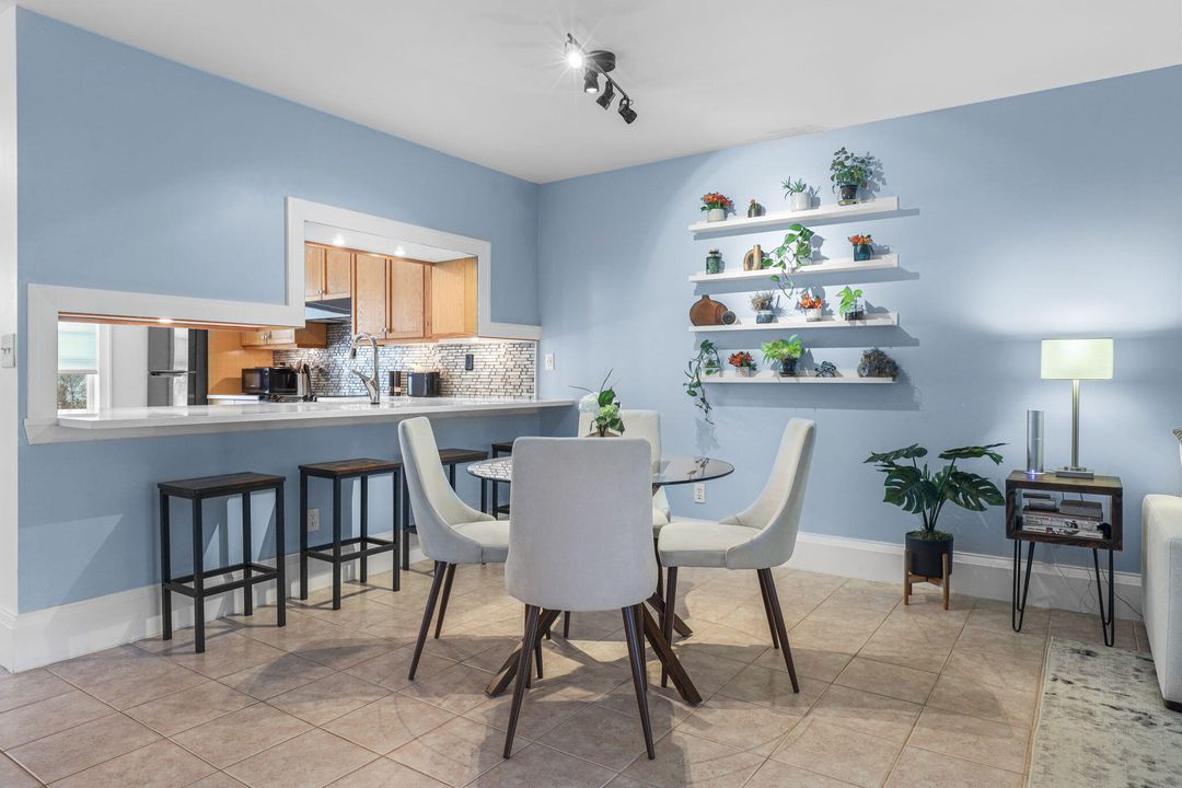 合同活跃: $315,000 (2 贝兹, 2 浴室, 1044 平方英尺)