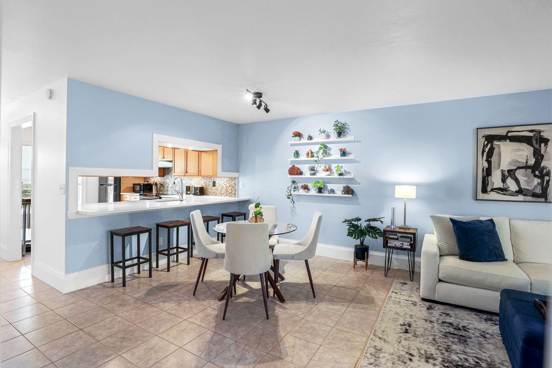 合同活跃: $315,000 (2 贝兹, 2 浴室, 1044 平方英尺)