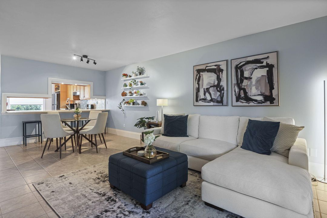 合同活跃: $315,000 (2 贝兹, 2 浴室, 1044 平方英尺)