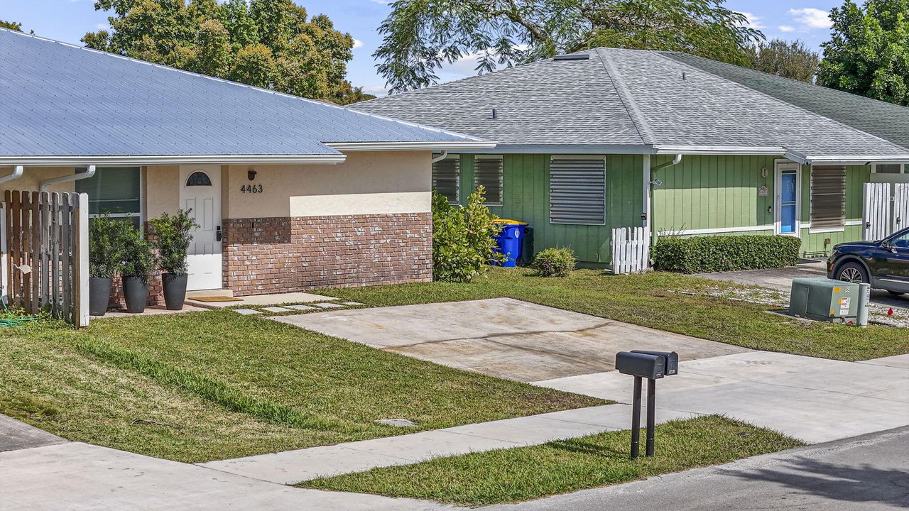 合同活跃: $315,000 (2 贝兹, 2 浴室, 1044 平方英尺)