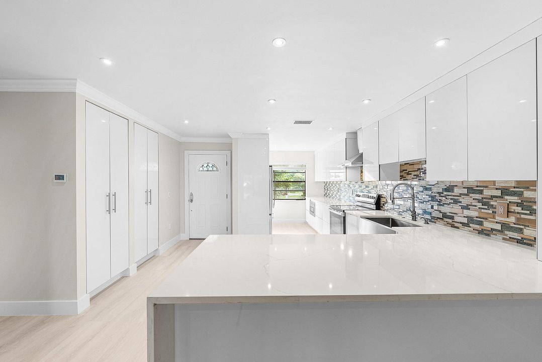 For Sale: $199,900 (2 beds, 2 baths, 1388 Square Feet)