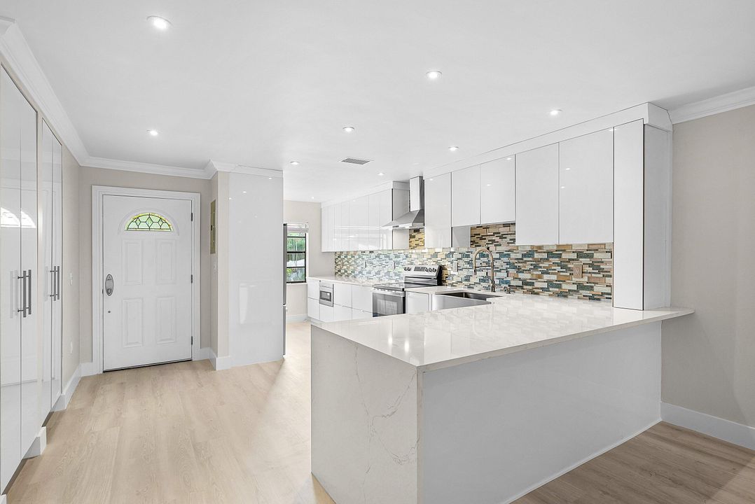 For Sale: $199,900 (2 beds, 2 baths, 1388 Square Feet)