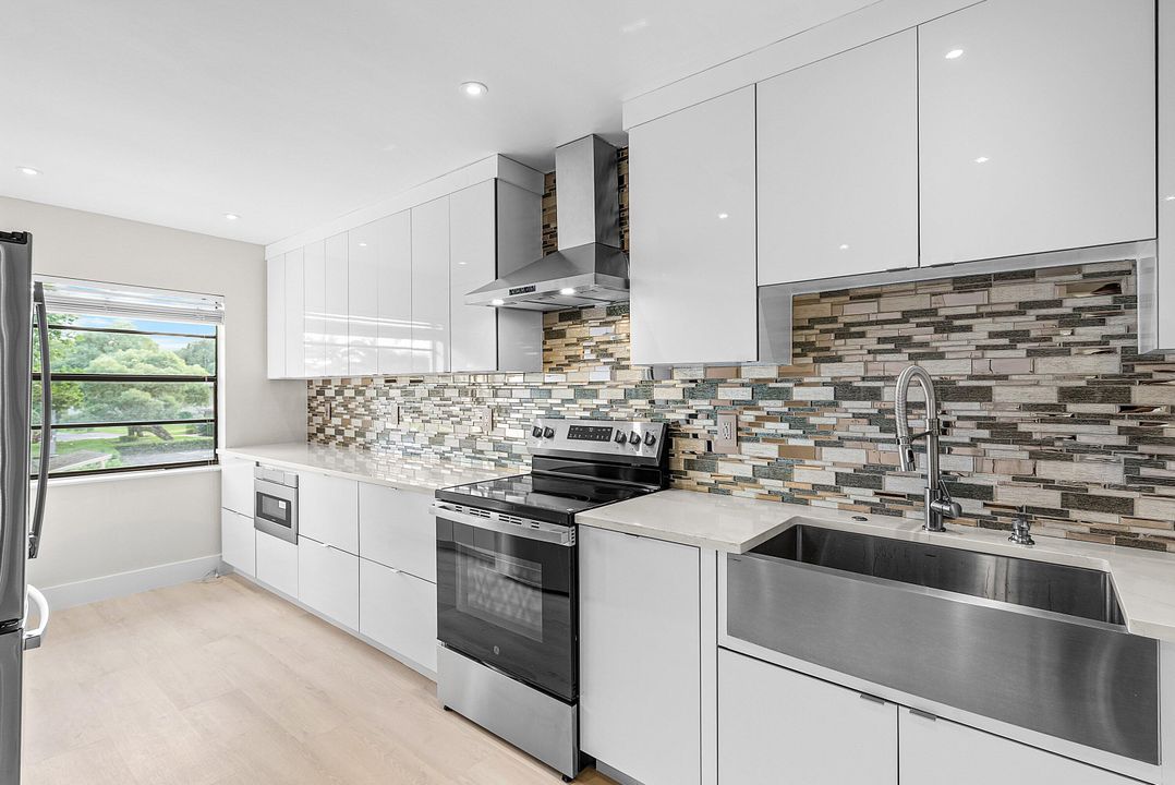 For Sale: $199,900 (2 beds, 2 baths, 1388 Square Feet)