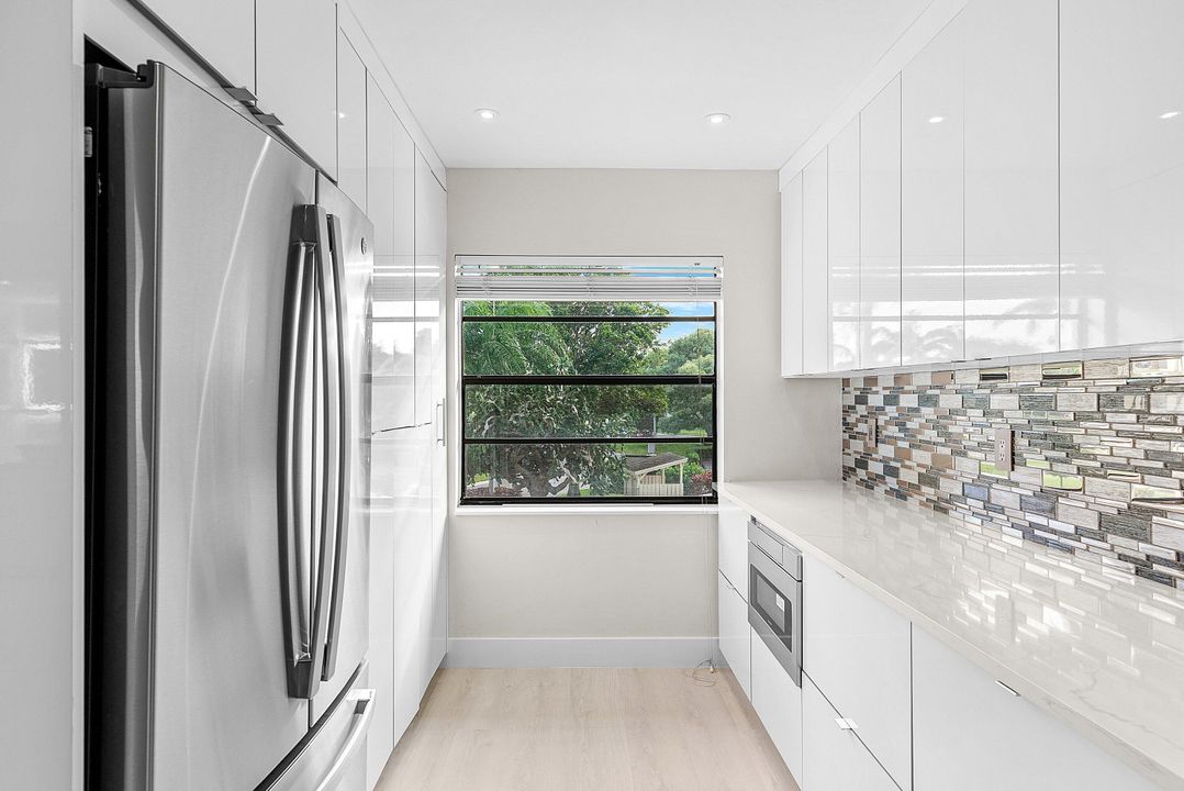 For Sale: $199,900 (2 beds, 2 baths, 1388 Square Feet)