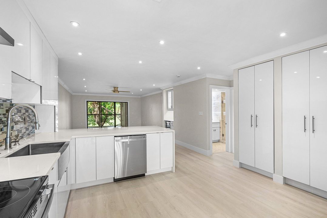 For Sale: $199,900 (2 beds, 2 baths, 1388 Square Feet)