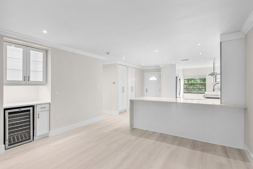 For Sale: $199,900 (2 beds, 2 baths, 1388 Square Feet)